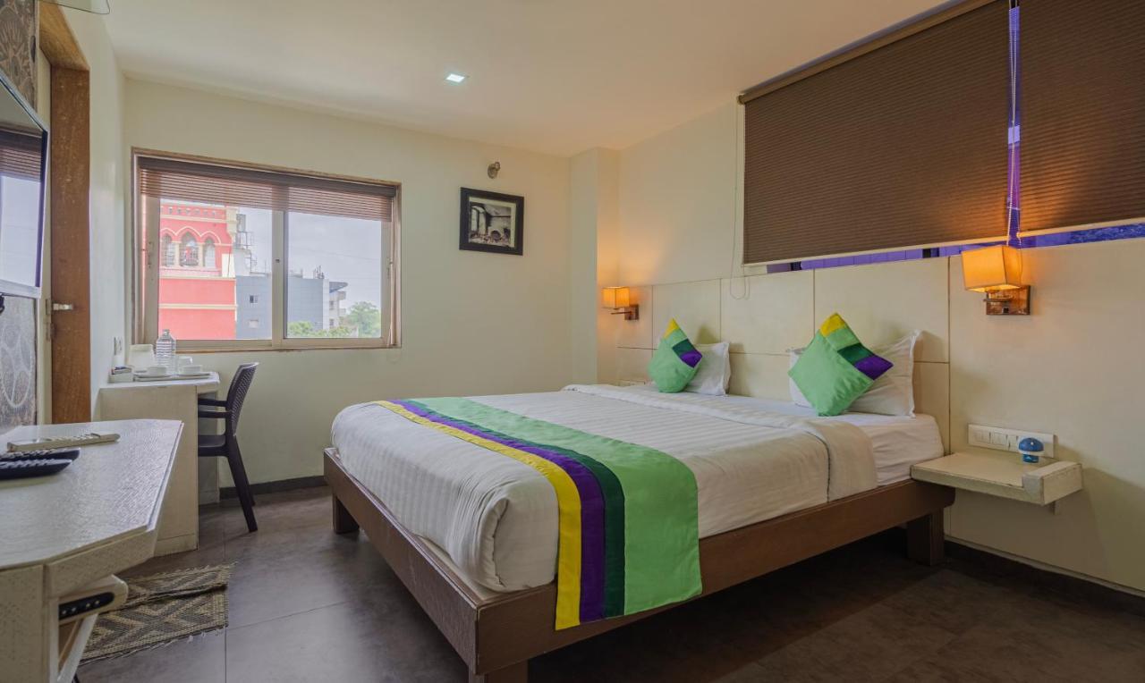 Hotel Casa, Вадодара Екстериор снимка
