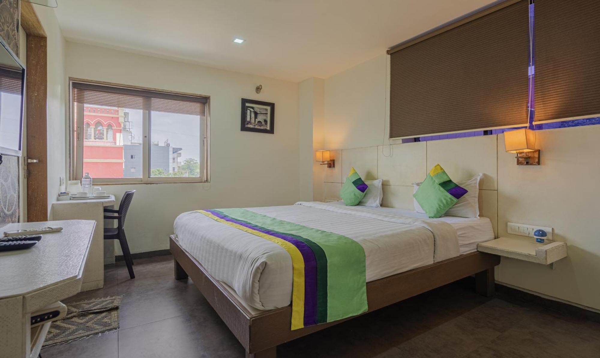 Hotel Casa, Вадодара Екстериор снимка