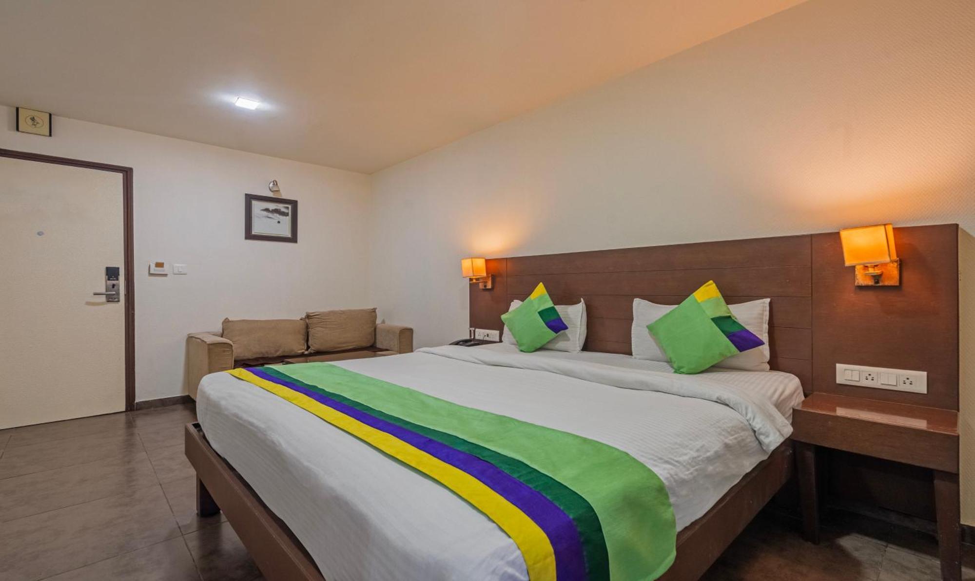 Hotel Casa, Вадодара Екстериор снимка